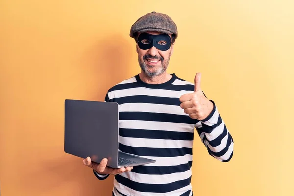 Homem Ladrão Bonito Meia Idade Usando Tampa Máscara Usando Laptop — Fotografia de Stock