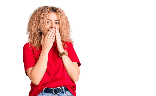 Jovem Loira Com Cabelo Encaracolado Vestindo Camiseta Vermelha Casual Rindo — Fotografia de Stock