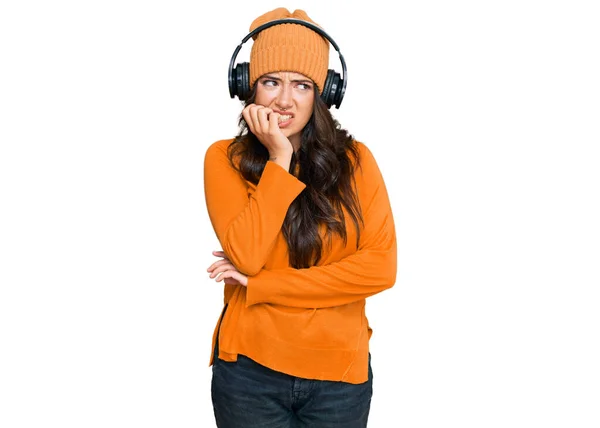 Hermosa Joven Morena Escuchando Música Usando Auriculares Que Parecen Estresados — Foto de Stock