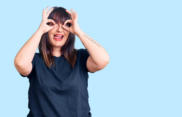 Young Size Woman Wearing Casual Clothes Doing Gesture Binoculars Sticking — Stock Photo, Image