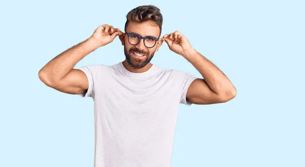 Jonge Spaanse Man Met Casual Kleding Een Glimlachende Trekkende Oren — Stockfoto