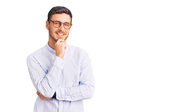 Zarif Bir Gömleği Gözlüklü Yakışıklı Genç Adam Kameraya Bakarken Kolları — Stok fotoğraf
