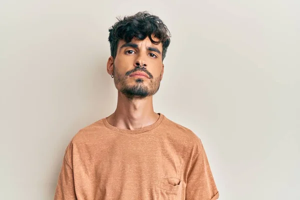 Günlük Kıyafetler Giyen Genç Spanyol Adam Yüzünde Ciddi Bir Ifadeyle — Stok fotoğraf