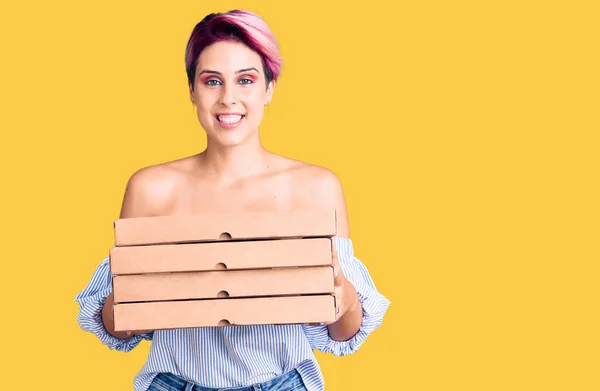 Mladá Krásná Žena Růžovými Vlasy Drží Dodávku Pizza Box Vypadá — Stock fotografie
