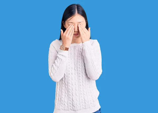 Jonge Mooie Chinese Vrouw Draagt Casual Trui Wrijven Ogen Voor — Stockfoto