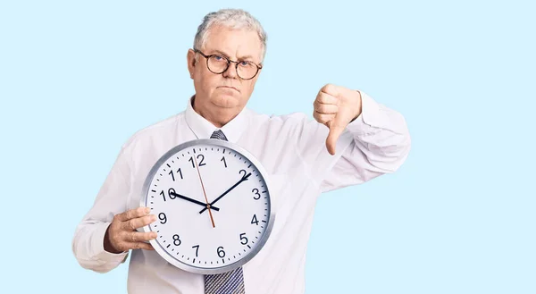 Homme Âgé Aux Cheveux Gris Portant Des Vêtements Travail Tenant — Photo