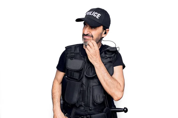 Middelbare Leeftijd Politieman Dragen Politie Uniform Kogelvrij Vest Witte Achtergrond — Stockfoto
