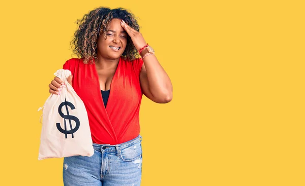 Jovem Afro Americana Size Mulher Segurando Saco Dinheiro Com Símbolo — Fotografia de Stock