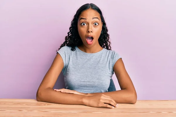 Jong Afrikaans Amerikaans Meisje Dragen Casual Kleding Zitten Tafel Bang — Stockfoto