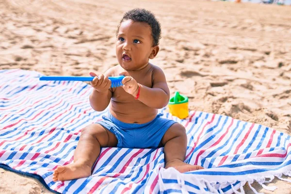 Adorable Niño Afroamericano Jugando Con Juguetes Sentados Arena Playa — Foto de Stock