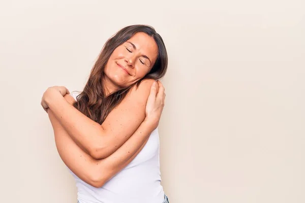 Jong Mooi Brunette Vrouw Dragen Casual Shirt Staan Geïsoleerde Wit — Stockfoto