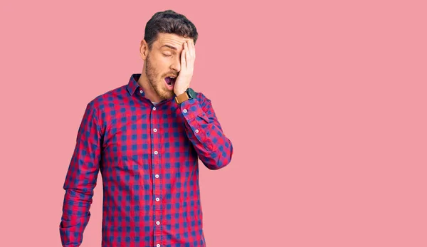 Joven Guapo Con Oso Llevando Camisa Casual Bostezando Cansado Cubriendo —  Fotos de Stock