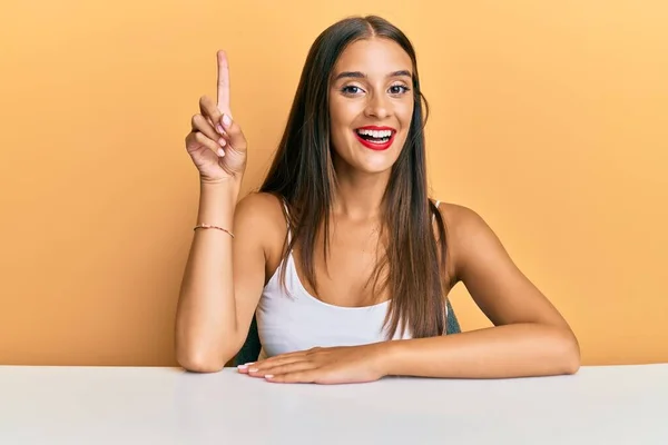 Jonge Latijns Amerikaanse Vrouw Casual Kleding Zittend Tafel Glimlachend Met — Stockfoto