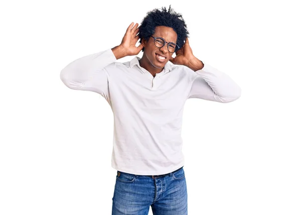 Een Knappe Afro Amerikaanse Man Met Afrohaar Casual Kleding Een — Stockfoto