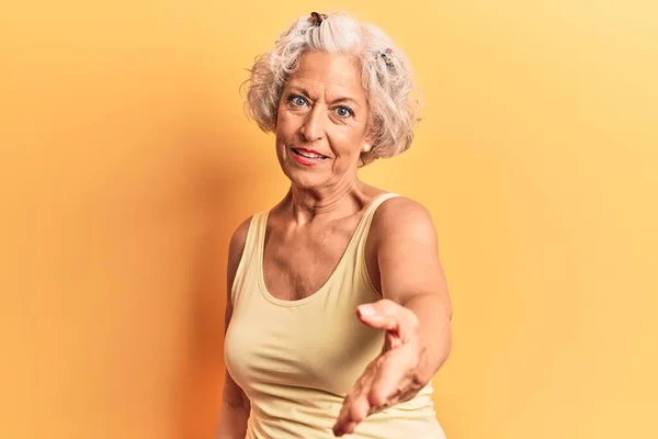 Senior Mujer Pelo Gris Vistiendo Ropa Casual Sonriente Alegre Ofreciendo —  Fotos de Stock