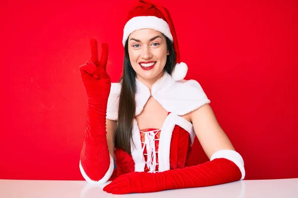 Junge Kaukasische Frau Weihnachtsmann Kostüm Zeigt Mit Fingern Nummer Zwei — Stockfoto