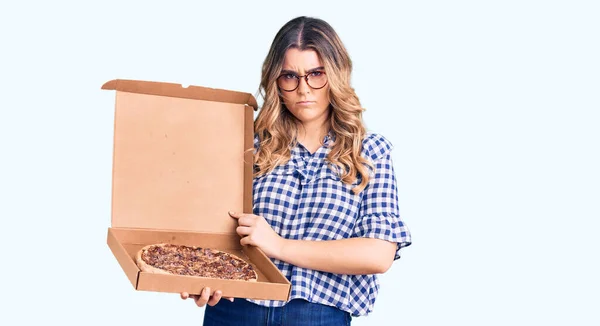 Jovem Mulher Caucasiana Segurando Entrega Caixa Pizza Pensando Atitude Expressão — Fotografia de Stock