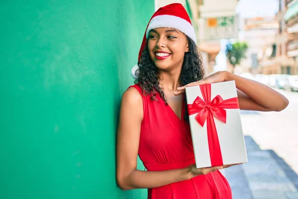 Jovem Menina Afro Americana Vestindo Chapéu Natal Segurando Caixa Presente — Fotografia de Stock