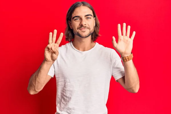 Joven Hombre Guapo Con Ropa Casual Mostrando Señalando Hacia Arriba — Foto de Stock