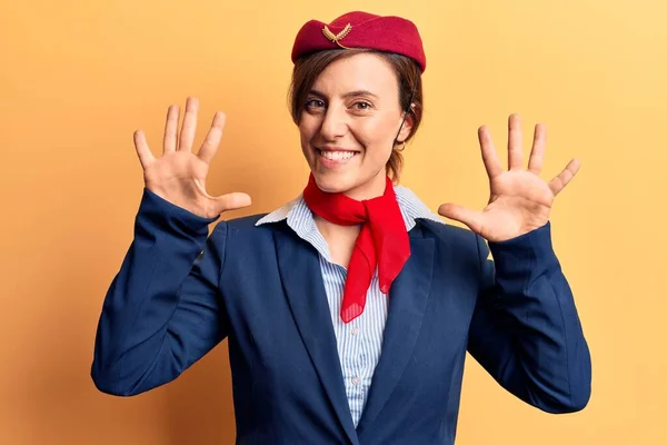 Joven Hermosa Mujer Con Uniforme Azafata Mostrando Señalando Hacia Arriba — Foto de Stock