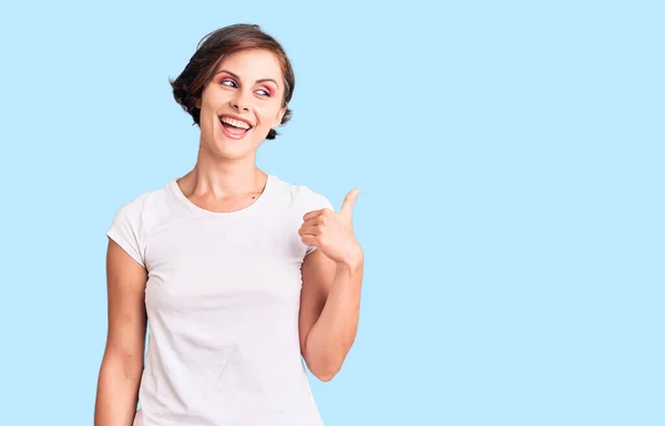 Bella Giovane Donna Con Capelli Corti Indossa Abiti Casual Sorridente — Foto Stock