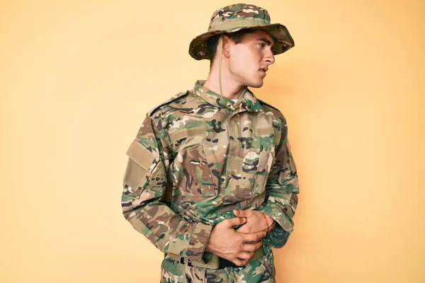 Jeune Bel Homme Portant Uniforme Armée Camouflage Avec Main Sur — Photo