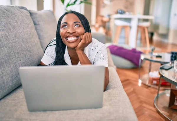 Junge Afroamerikanerin Lächelt Glücklich Und Arbeitet Mit Laptop Auf Dem — Stockfoto