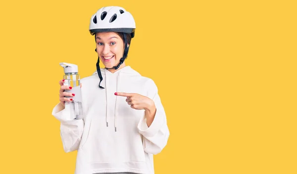 Schöne Brünette Junge Frau Trägt Fahrradhelm Und Hält Wasserflasche Lächelnd — Stockfoto
