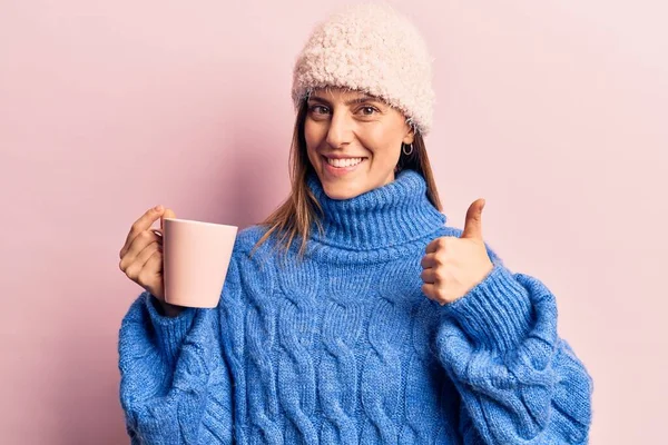 Jovem Mulher Bonita Vestindo Roupas Inverno Segurando Café Sorrindo Feliz — Fotografia de Stock