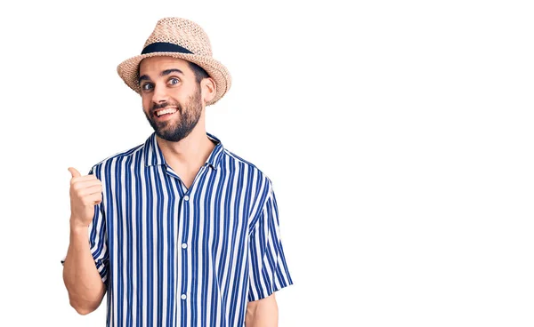 Jonge Knappe Man Met Baard Met Zomerhoed Gestreept Shirt Lachend — Stockfoto