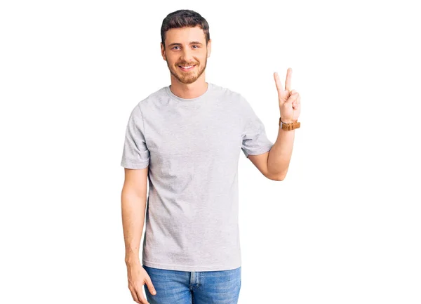 Jovem Bonito Com Urso Vestindo Camiseta Casual Mostrando Apontando Para — Fotografia de Stock