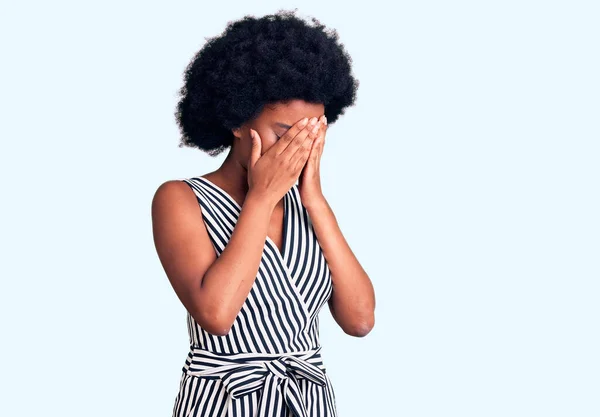 Jonge Afro Amerikaanse Vrouw Draagt Casual Kleding Met Droevige Uitdrukking — Stockfoto