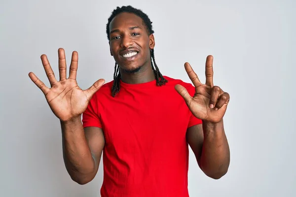 Hombre Afroamericano Con Trenzas Con Ropa Casual Mostrando Señalando Hacia —  Fotos de Stock