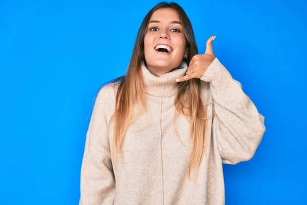 Bella Donna Caucasica Che Indossa Maglione Invernale Lana Sorridente Facendo — Foto Stock