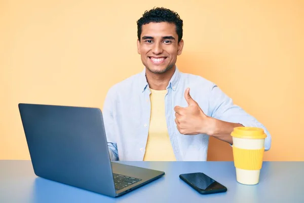 Jeune Homme Hispanique Beau Travail Bureau Avec Ordinateur Portable Souriant — Photo