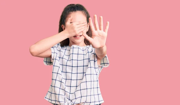 Linda Niña Hispana Vistiendo Ropa Casual Cubriendo Los Ojos Con —  Fotos de Stock