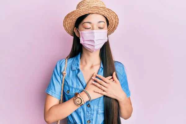 Νεαρή Κινέζα Που Φοράει Ιατρική Μάσκα Καλοκαίρι Χαμογελώντας Χέρια Στο — Φωτογραφία Αρχείου