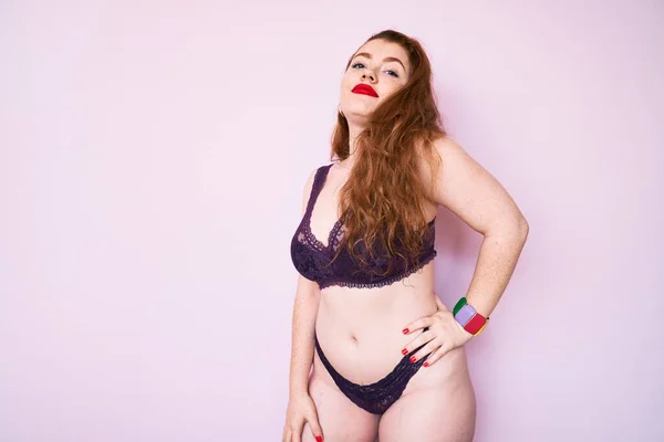 Junge Rothaarige Size Frau Trägt Sexy Dessous Auf Isoliertem Rosa — Stockfoto