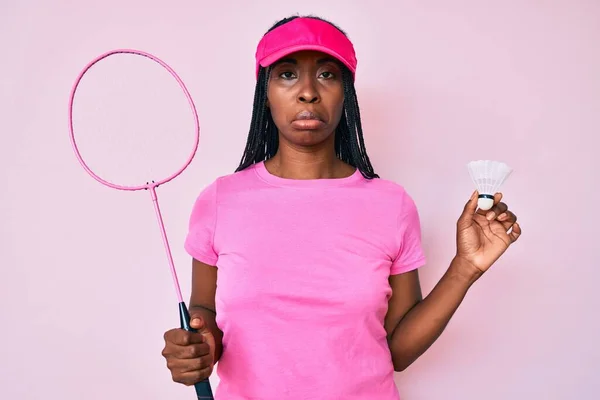 Afrikansk Amerikansk Kvinna Med Flätor Som Håller Badmintonracket Deprimerat Och — Stockfoto