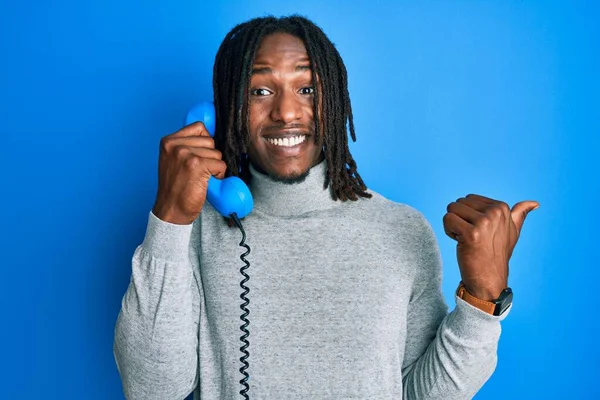 Africano Americano Com Tranças Segurando Telefone Vintage Apontando Polegar Até — Fotografia de Stock