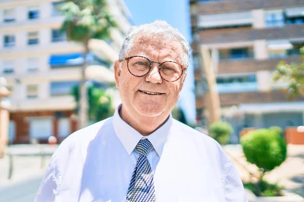Senior Grauhaarige Geschäftsmann Lächelt Glücklich Fuß Auf Der Straße Der — Stockfoto