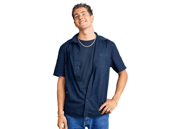Mladý Pohledný Muž Sobě Ležérní Oblečení Vypadá Pozitivně Šťastně Stojící — Stock fotografie