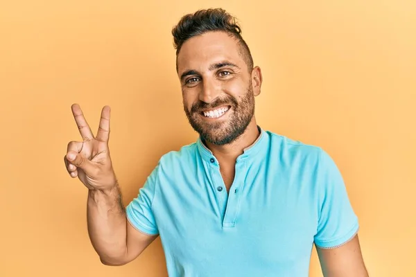 Hombre Guapo Con Barba Vistiendo Ropa Casual Sonriendo Con Cara —  Fotos de Stock