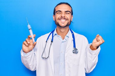 Doktor steteskobu takan genç yakışıklı adam elinde şırıngayla gururla bağırıyor, zaferi kutluyor ve başarıyı kollarını kaldırarak heyecanlanıyor. 