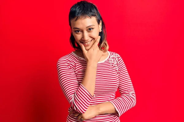 Jonge Vrouw Met Casual Kleding Die Zelfverzekerd Naar Camera Kijkt — Stockfoto