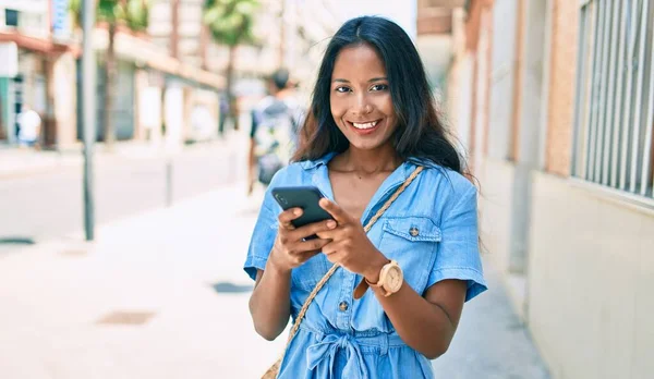 Joven Hermosa Mujer India Sonriendo Feliz Usando Smartphone Caminando Ciudad — Foto de Stock