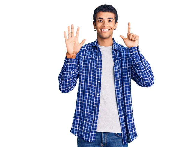 Молодий Афроамериканський Чоловік Повсякденному Одязі Показуючи Вказуючи Пальцями Номер Сім — стокове фото