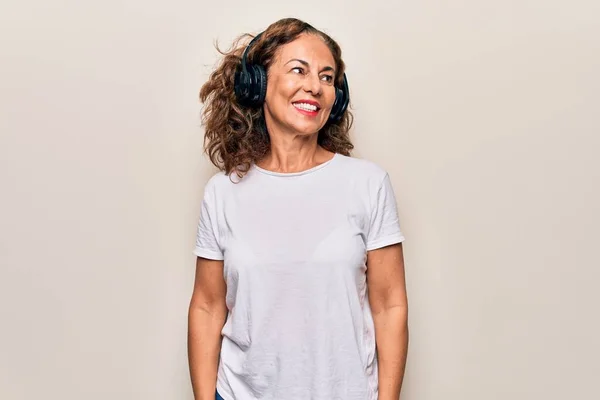 Medelåldern Vacker Kvinna Lyssnar Musik Med Hörlurar Över Vit Bakgrund — Stockfoto