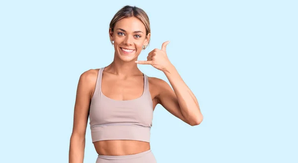 Mulher Branca Bonita Vestindo Sportswear Sorrindo Fazendo Gesto Telefone Com — Fotografia de Stock