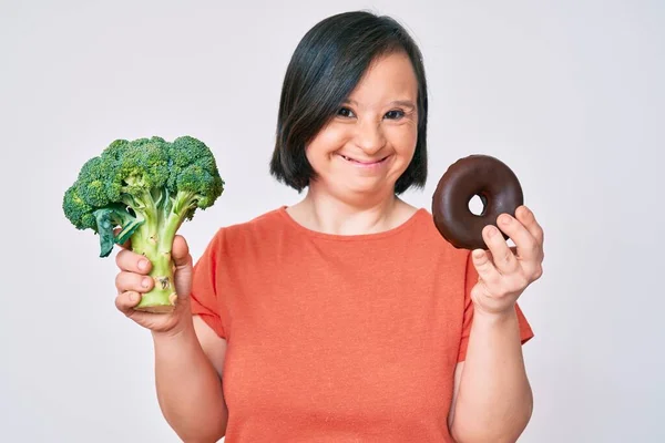 Bruna Donna Con Sindrome Con Broccoli Ciambella Cioccolato Sorridente Ridente — Foto Stock